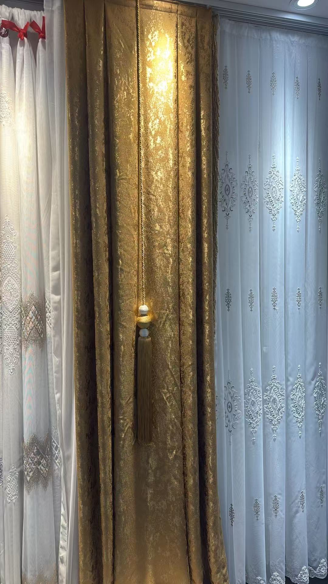 Royal Drapery Accent